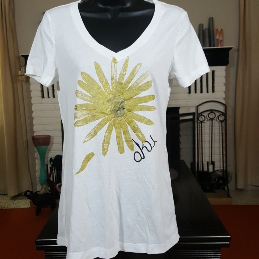 🌟HOST PICK 🌟Aku /Akwa white with gold daisy tee